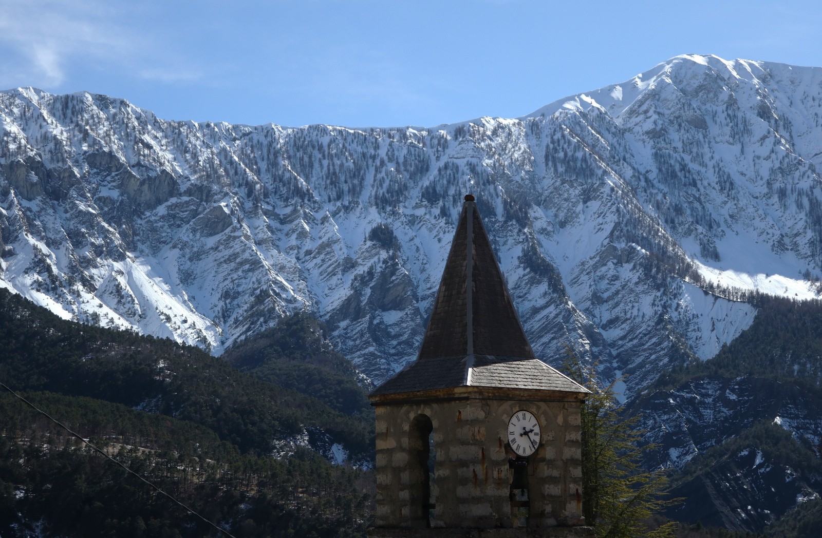 Le clocher de Chavailles devant le versant N de la Mgne du Cheval Blanc&nbsp;
