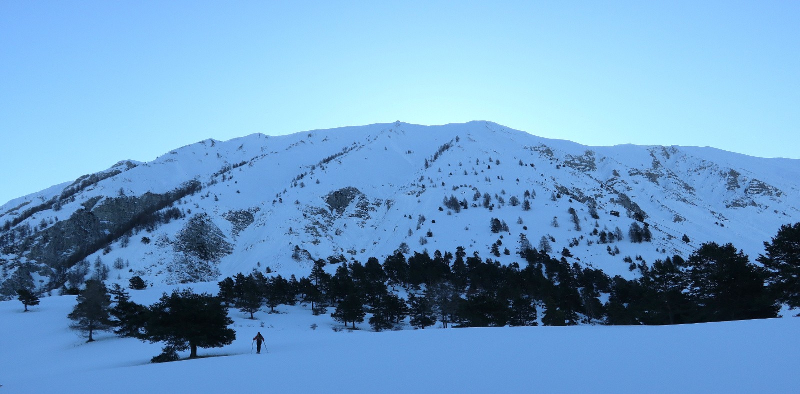 Au pied du vaste versant NW&nbsp;