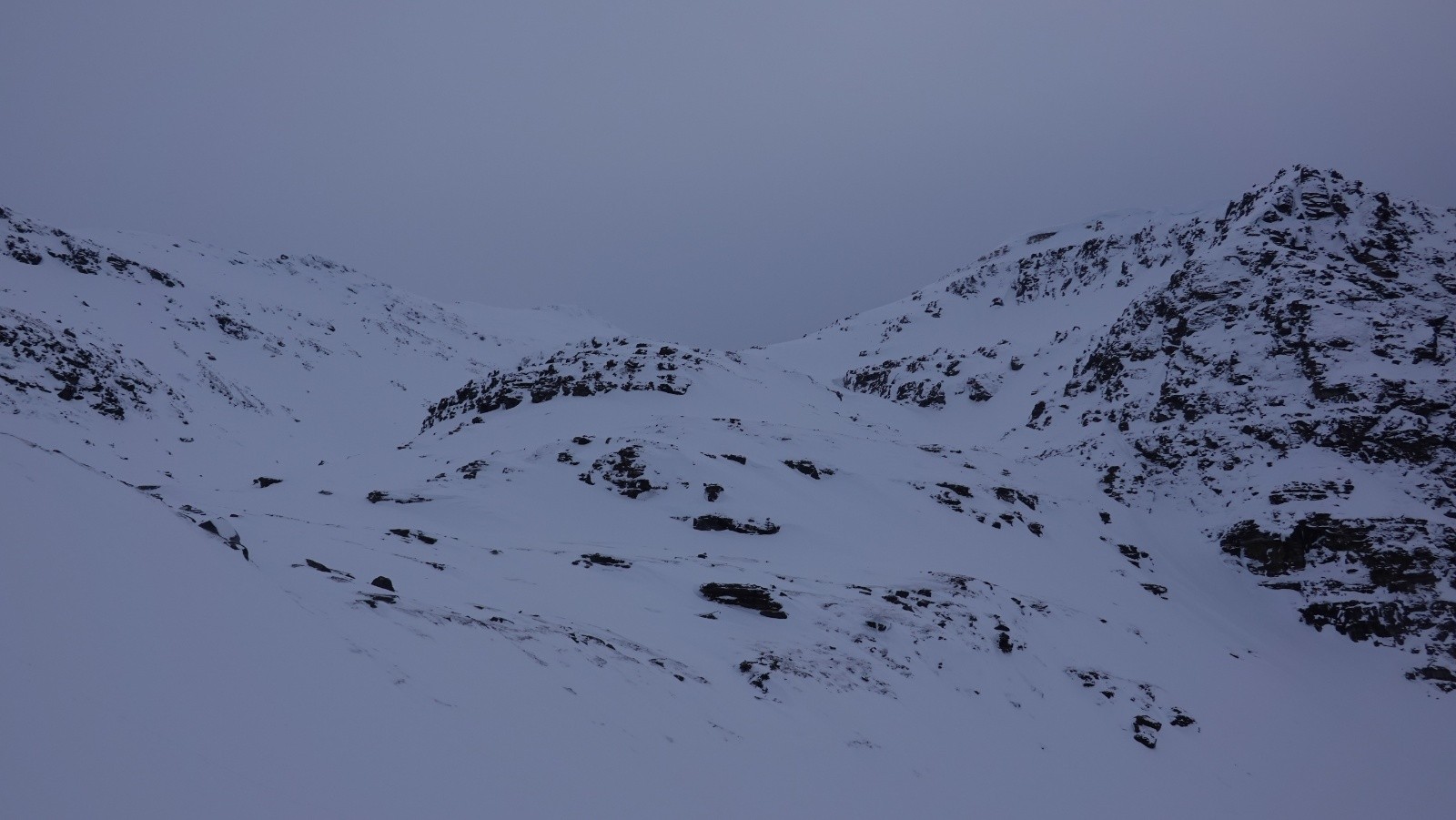 J'ai stoppé au-dessus du ressaut rocheux au milieu de la photo