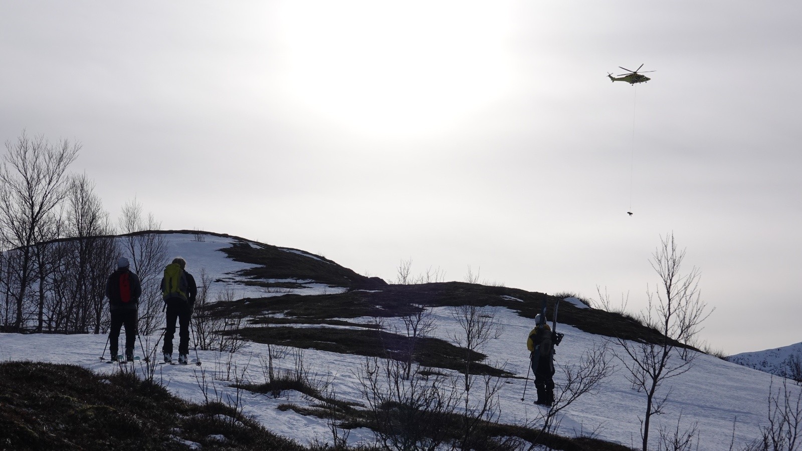 Sous un hélicoptère des secours norvégien en cours d'exercice de sauvetage