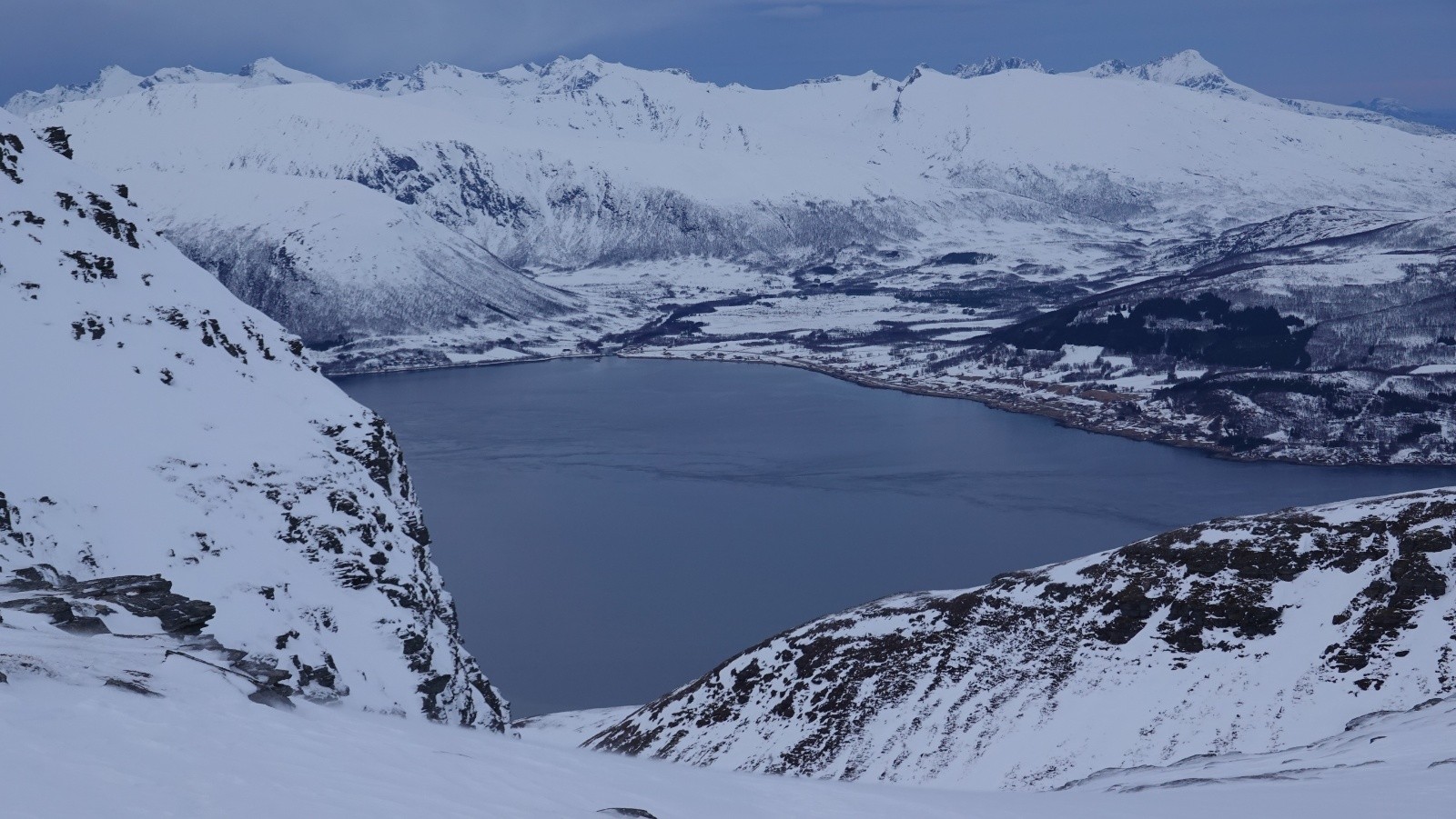 Panorama au téléobjectif sur le Straumsfjorden et le Litjeblamannen