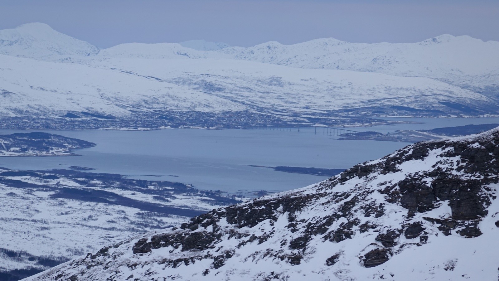 Panorama au téléleobjectif sur pont reliant Tromso à kvaloya