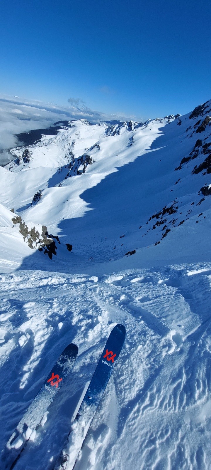 &nbsp;L entée du couloir est en neige dure sur 15m puis bonne poudre&nbsp;