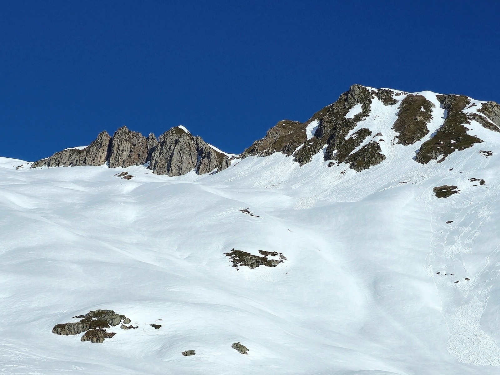 &nbsp;Au niveau du chalet des Plans, nous sommes&nbsp;attirés par la combe vierge de toutes traces, en contrebas de la Montagne des Plans,&nbsp;