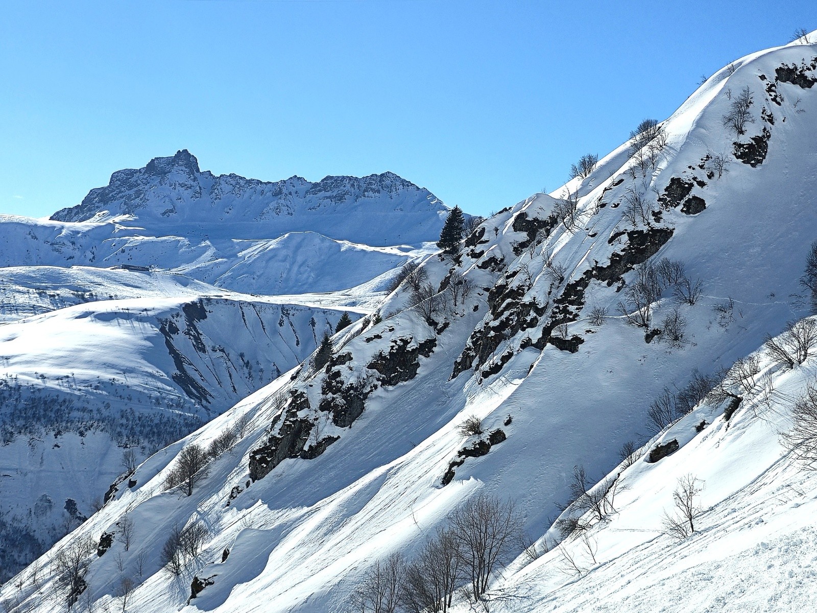 le Cheval Noir se détache sur un ciel limpide.&nbsp;