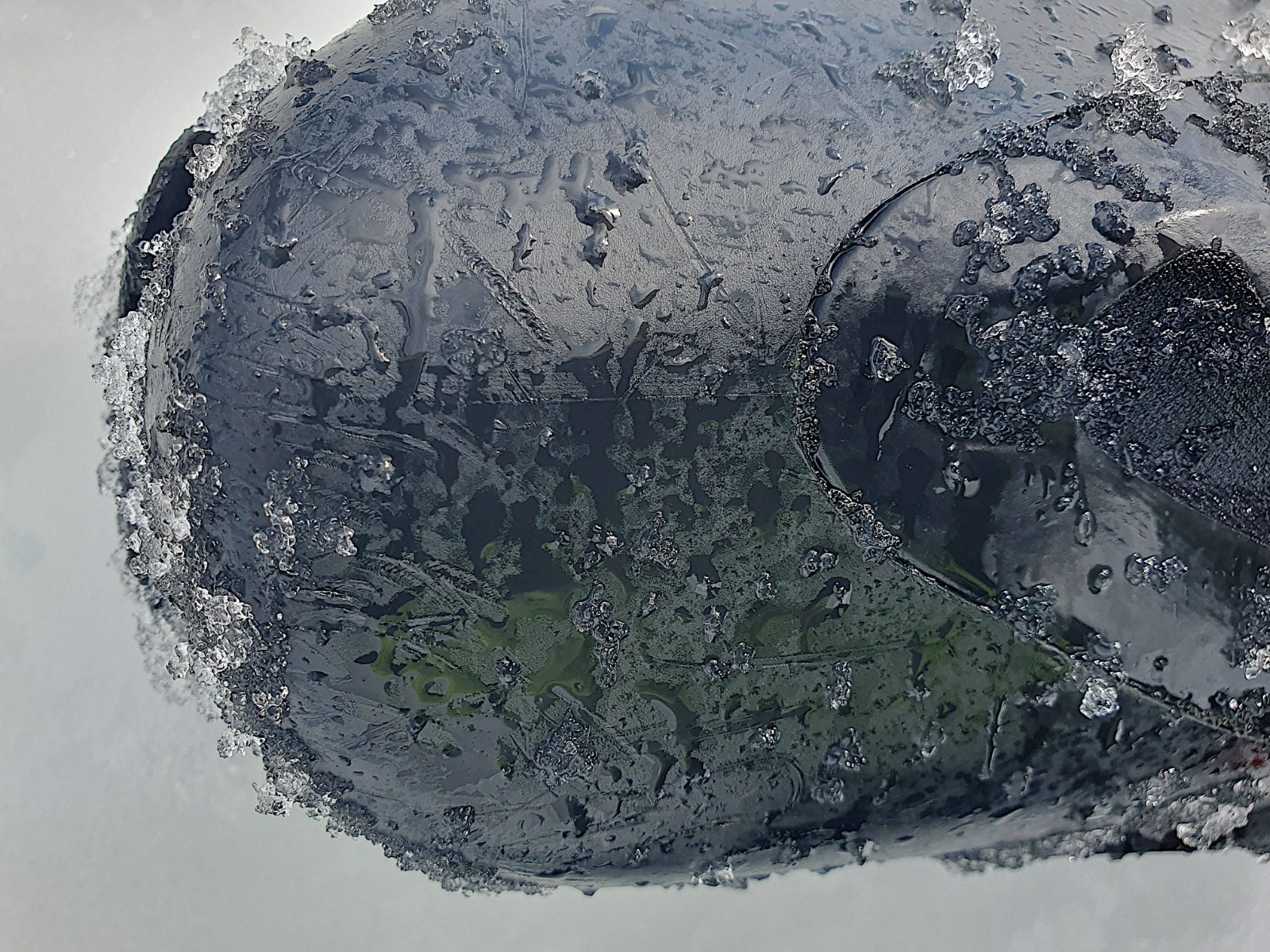 Black is black mais la nature (humaine) n'est pas si binaire, heureusement. Remo, Taramont et autres amateurs de belles photos en N&B ET en couleurs ET en ombres, continuez !!!