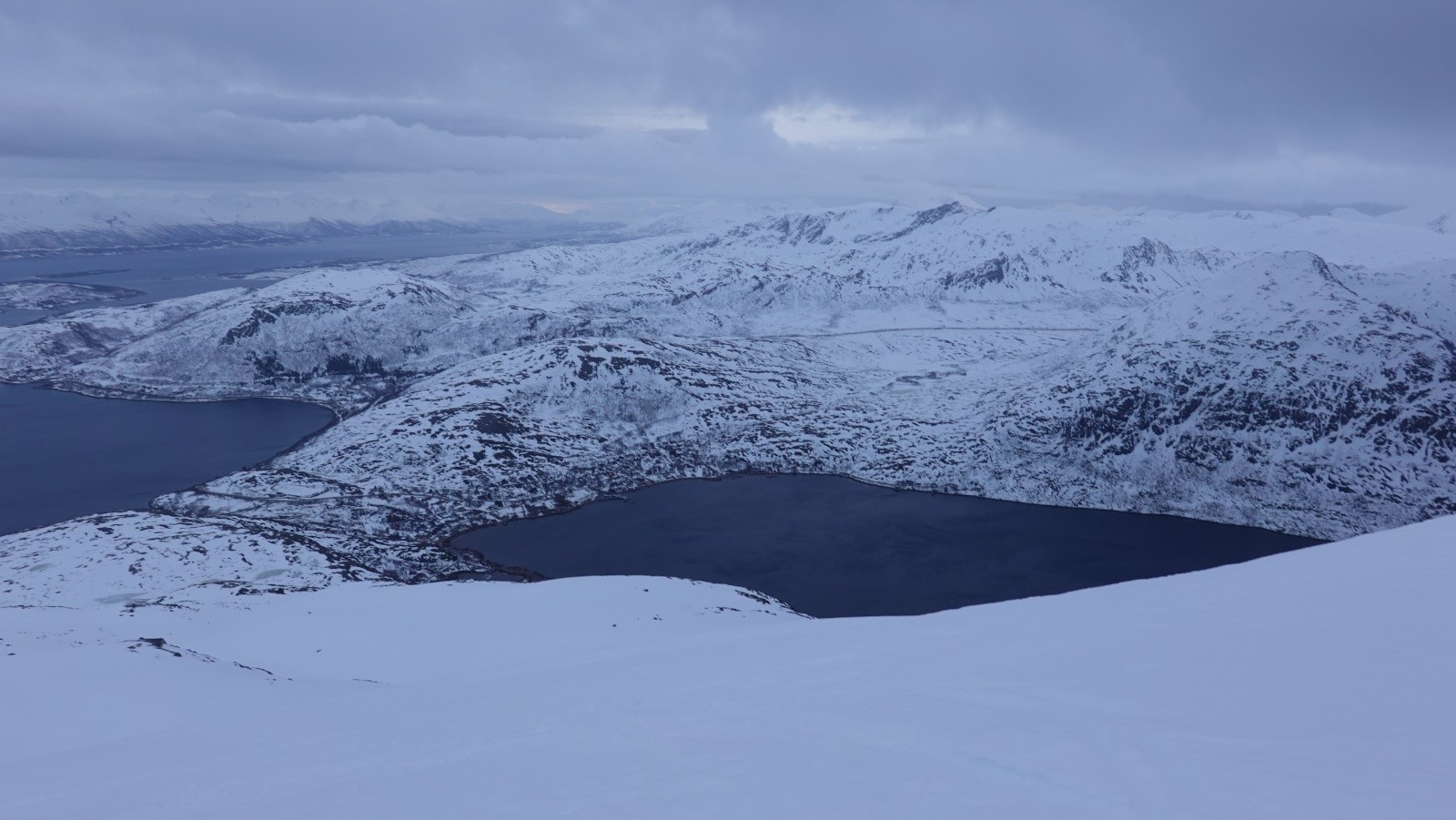 Panorama sur le Kaldfjorden sur la gauche et le Ersfjorden sur la droite