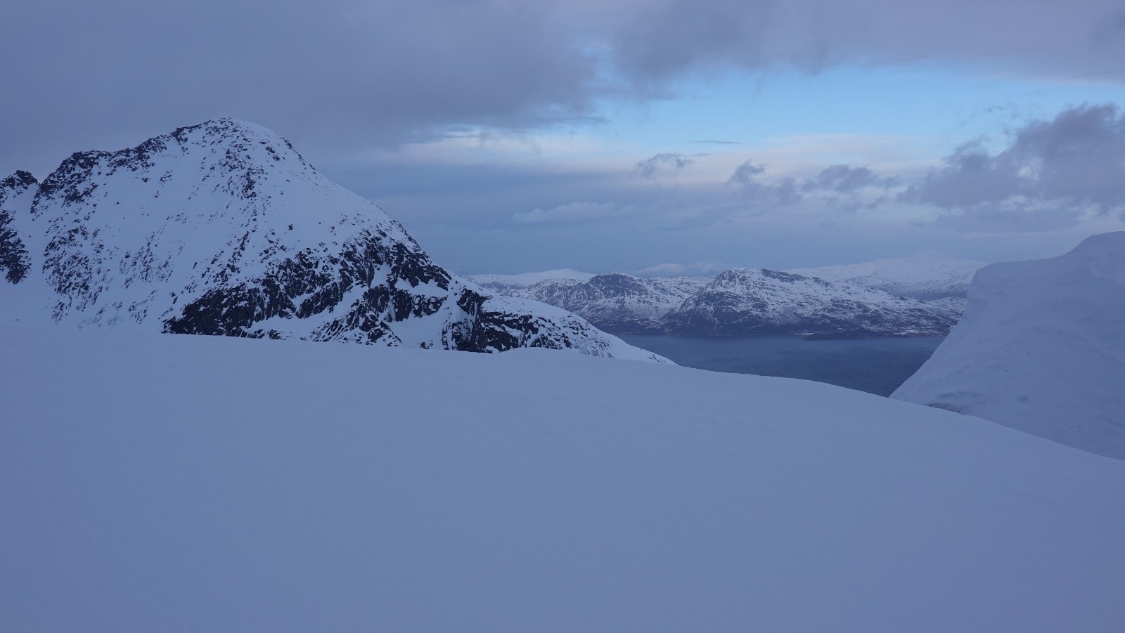 Panorama depuis le sommet sur le Store Blamannen (1044m) qui domine le Kaldfjorden