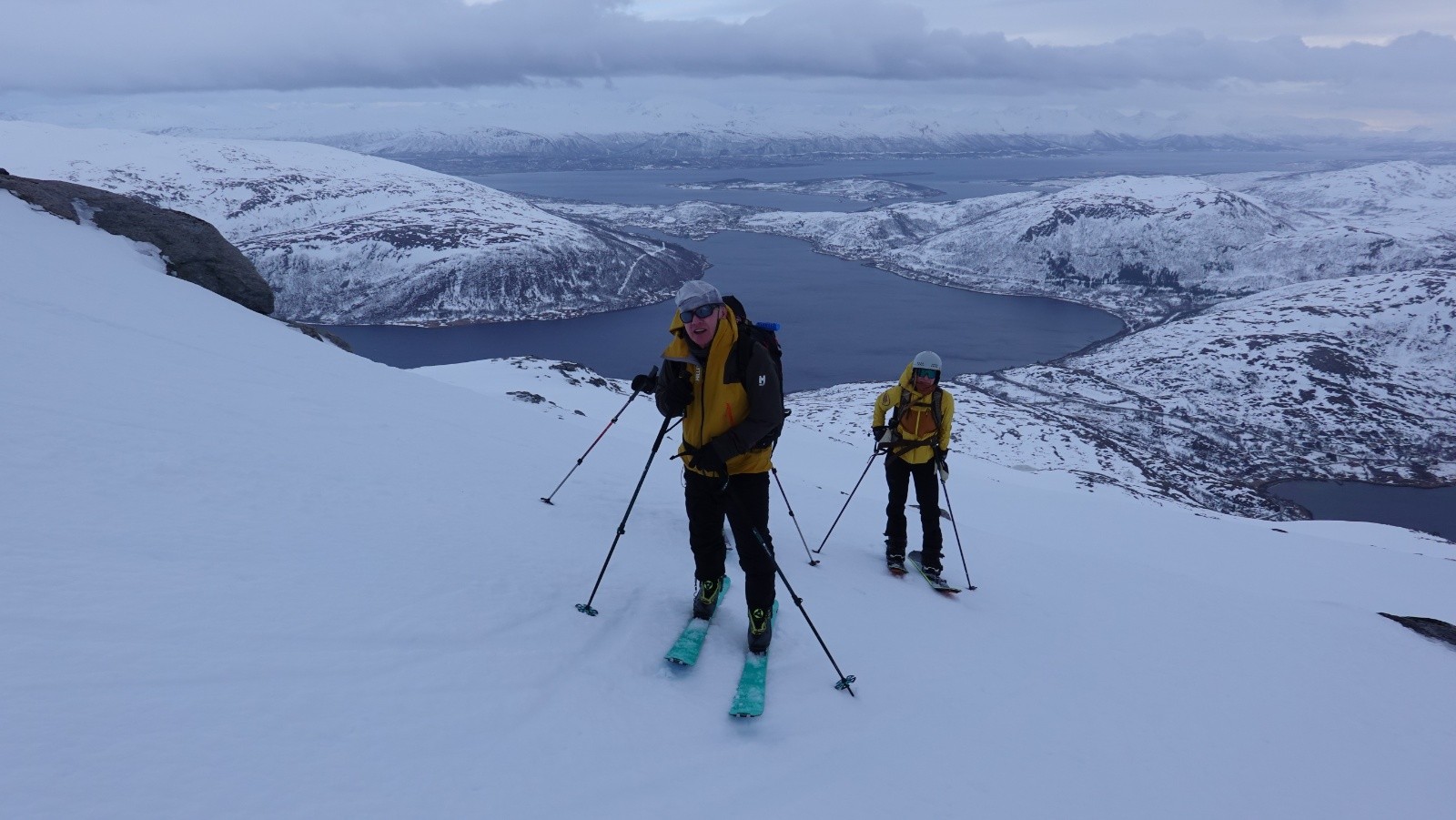 A 100m sous le sommet, entre fortes rafales et répit