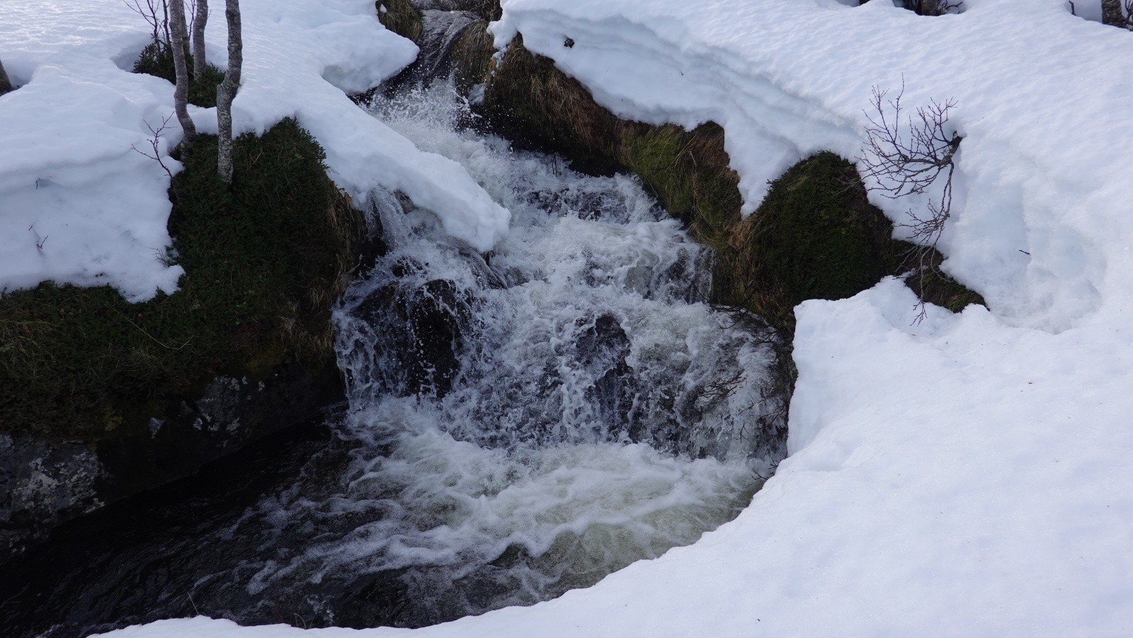 Entre pluie, douceur et fonte de la neige, le débit des torrents s'intensifie et les ponts de neige sont fragilisés