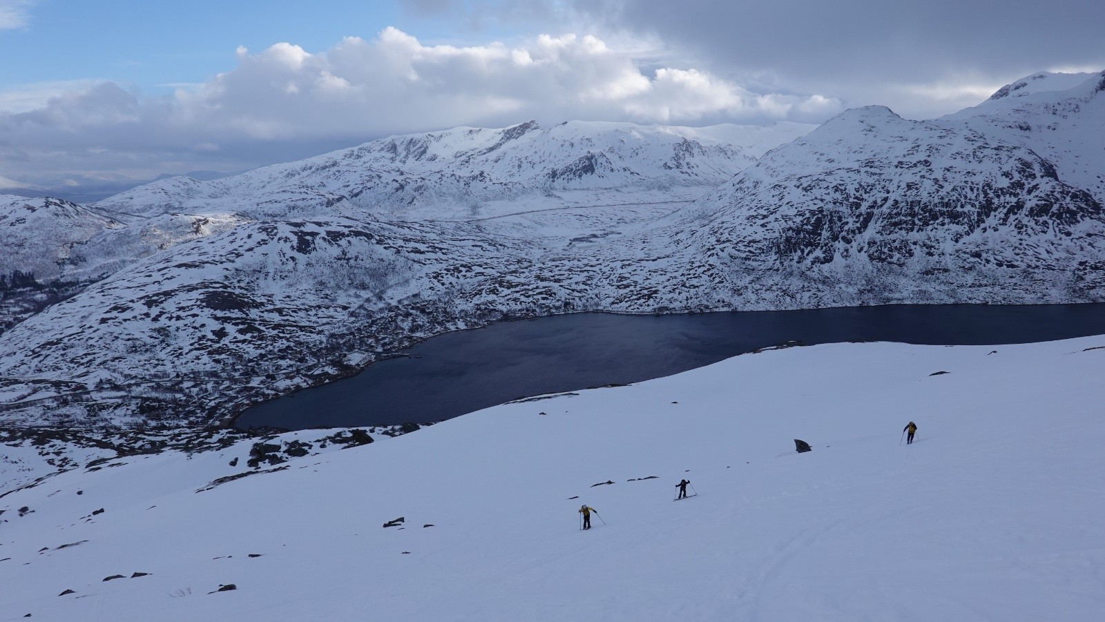 En cours d'ascension sur fond de Ersfjorden