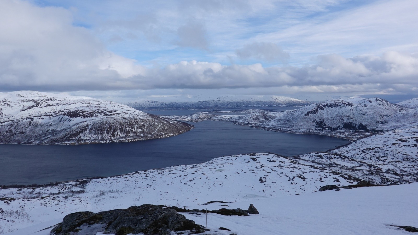 Panorama avec un peu de ciel bleu sur le Kaldfjorden et le village de Kaldfjord situé au fond