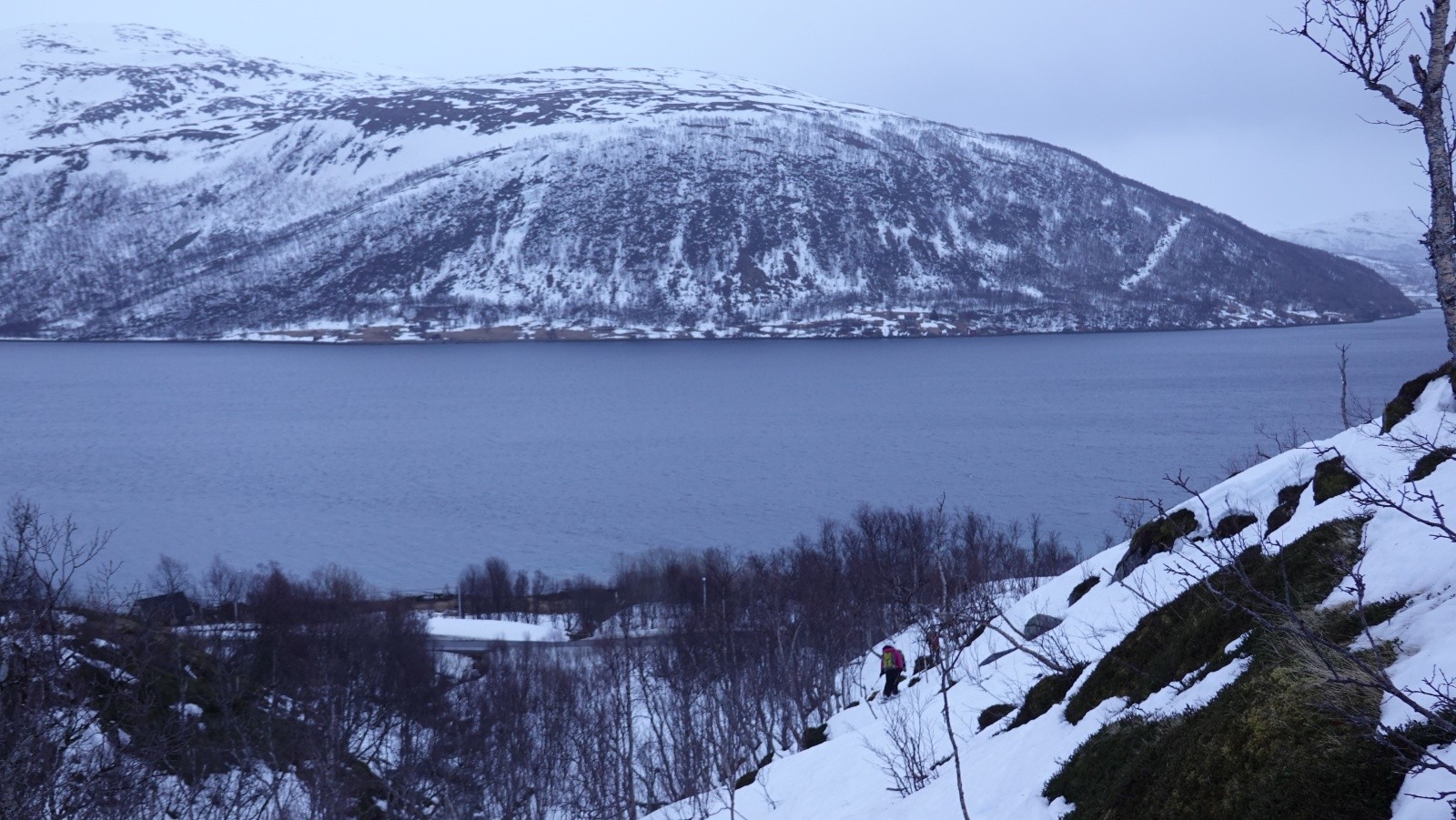 Retour au parking où l'enneigement devient fragmentaire et juste avant la reprise de la pluie