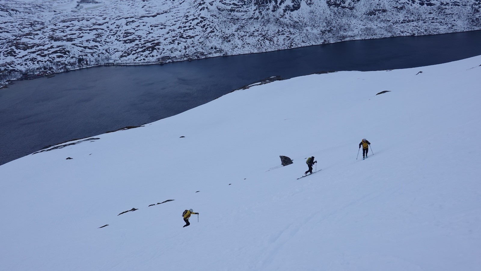 En cours d'ascension sur fond de Ersfjorden