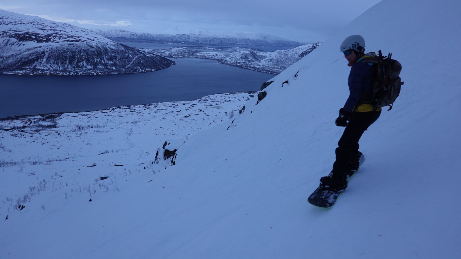 Anna sur fond de Kaldfjorden