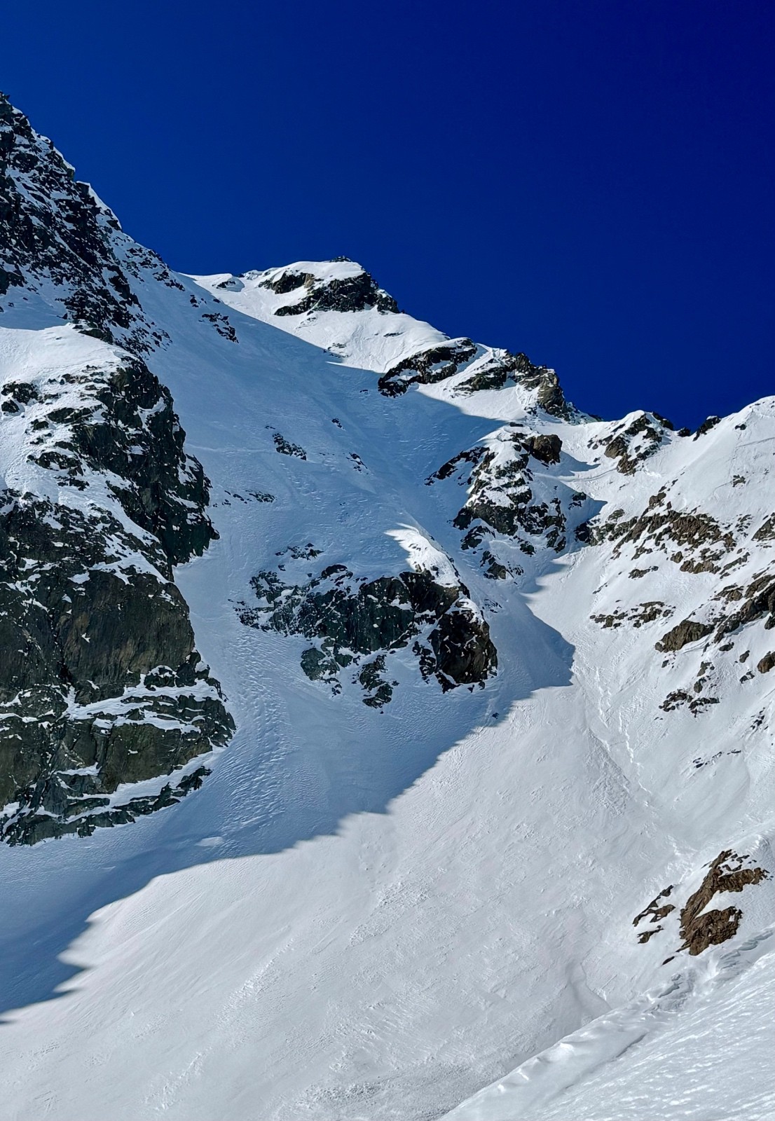 Très beau couloir N du Charmet de l'Aiguille