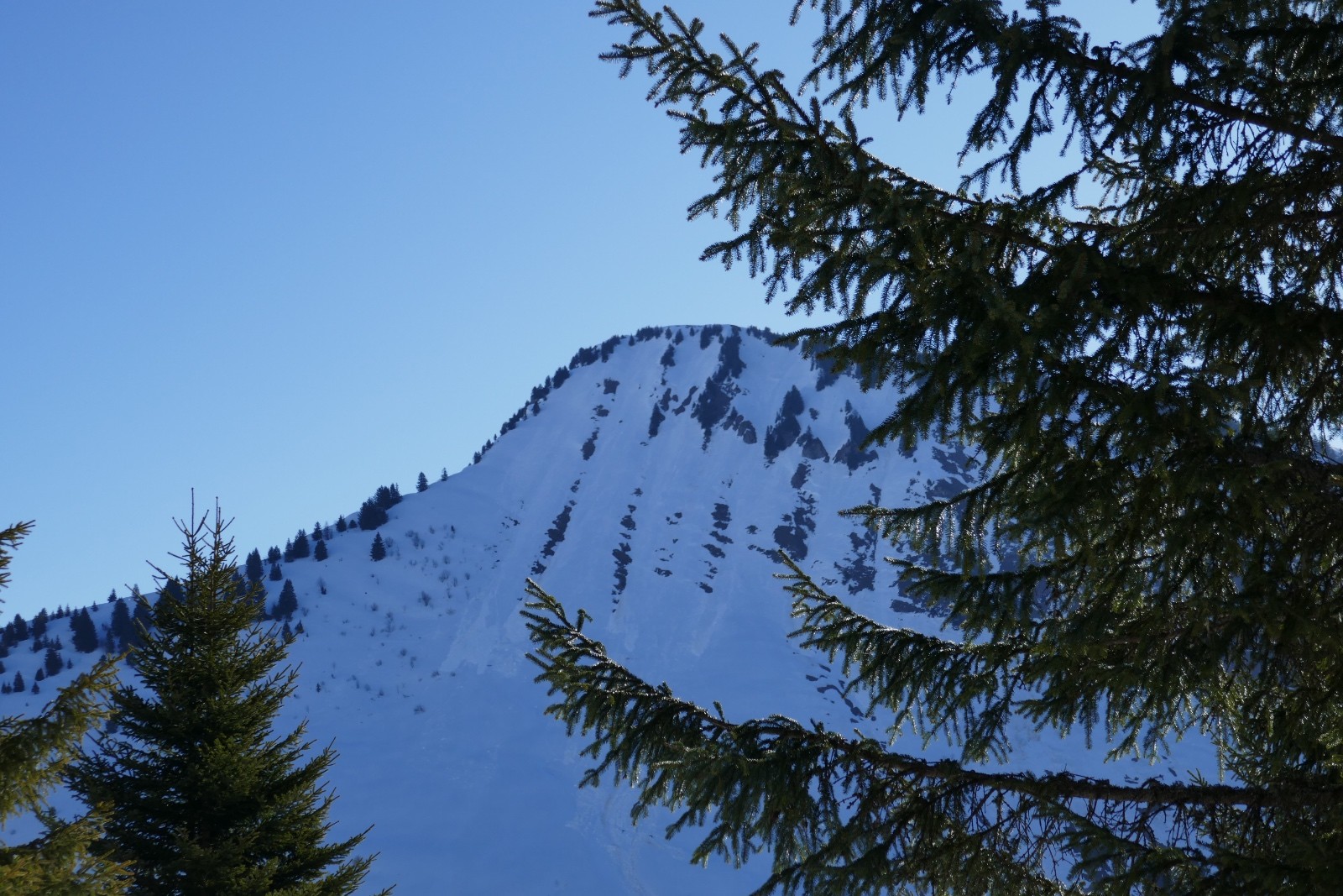 Le versant ouest de la pointe d'Uble. On doit pouvoir skier à côté des coulées.