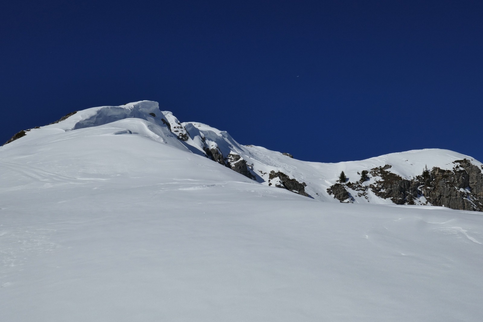 Crête sommitale. On voit les traces allant vers le couloir NE. Deux personnes y sont allés ce matin.