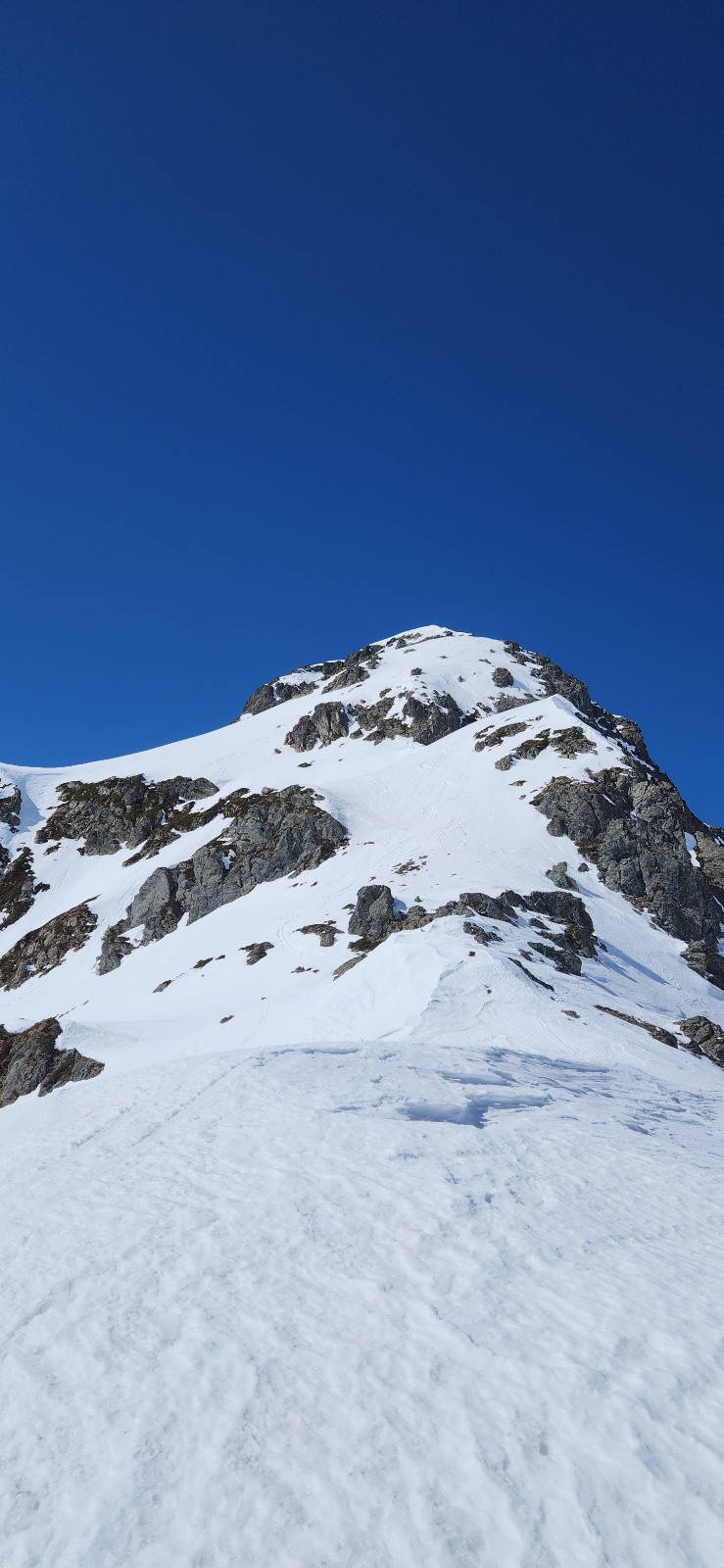 Galeteau côté refuge. Ca passe sauf au sommet (desescalade sur 5m)