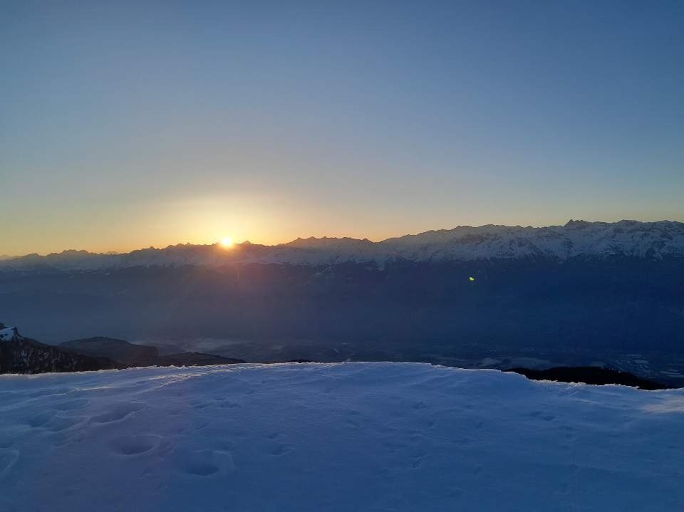 Sans surprise, seul au sommet à l'arrivée du soleil