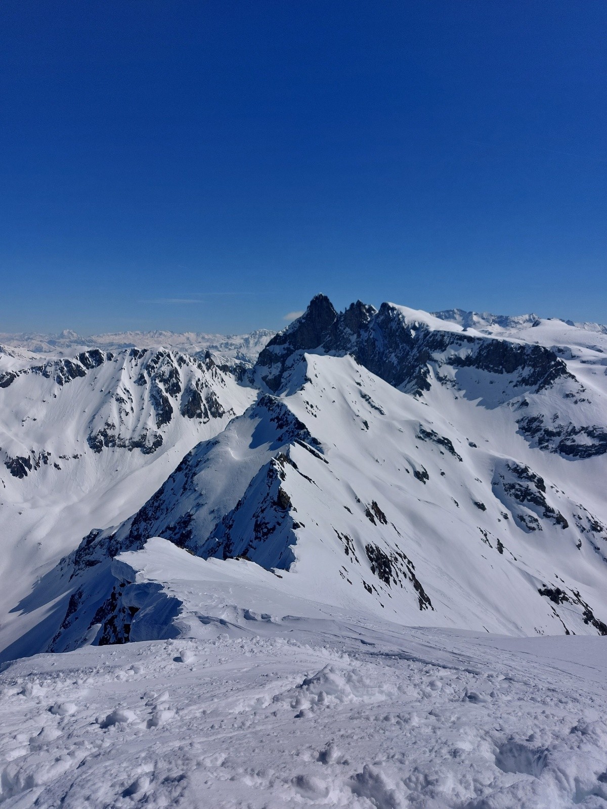 Depuis le sommet de la Grande Lance&nbsp;Grand pic de Belledonne