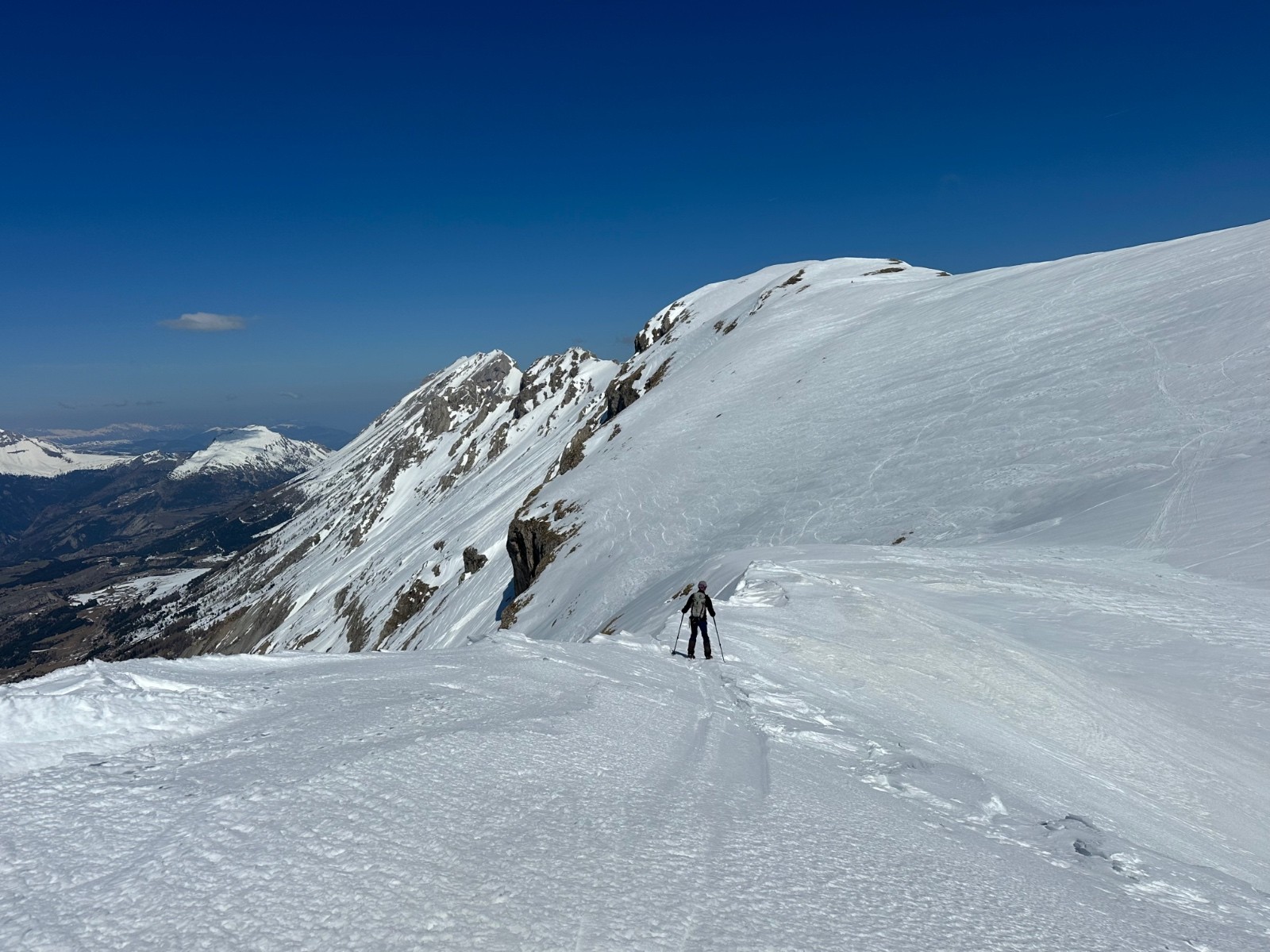 Redescende EEF sommet de Grand Combe, au fond le Raz de Bec