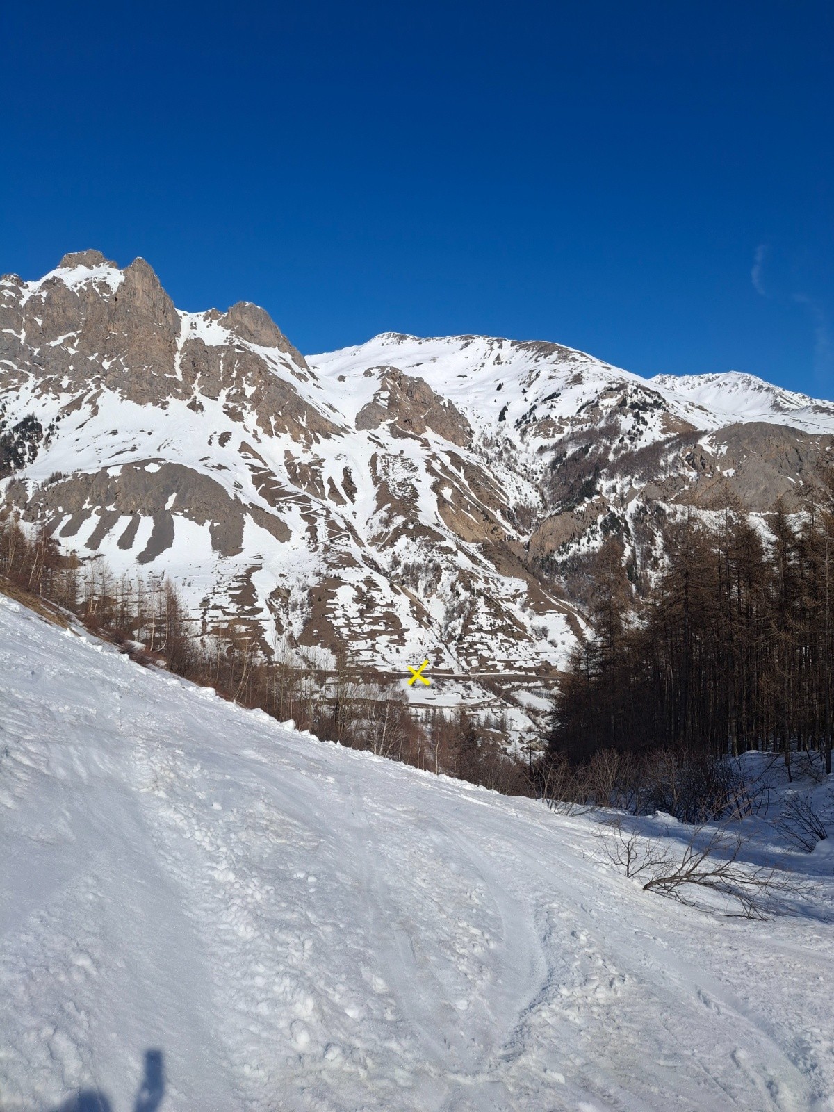 &nbsp;Vue de la descente sud depuis le vallon du Fontenil. Le point jaune est l’arrivée…