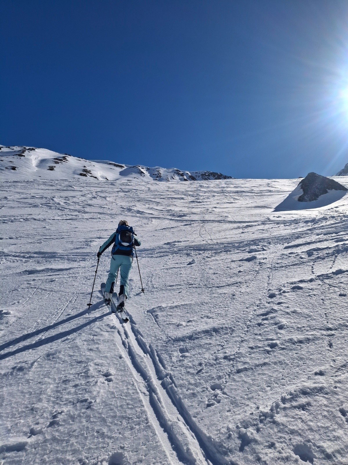 &nbsp;Sous le col de l’aiguillette&nbsp;