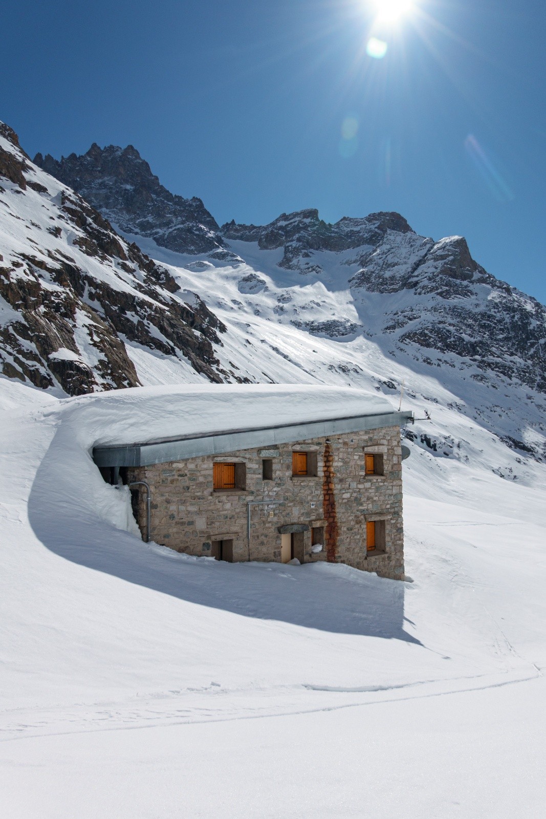 #46 Refuge du Châtelleret : la porte d Refuge du Châtelleret : la porte d'entée était déverrouillée, possibilité de s'y abriter et de dormir