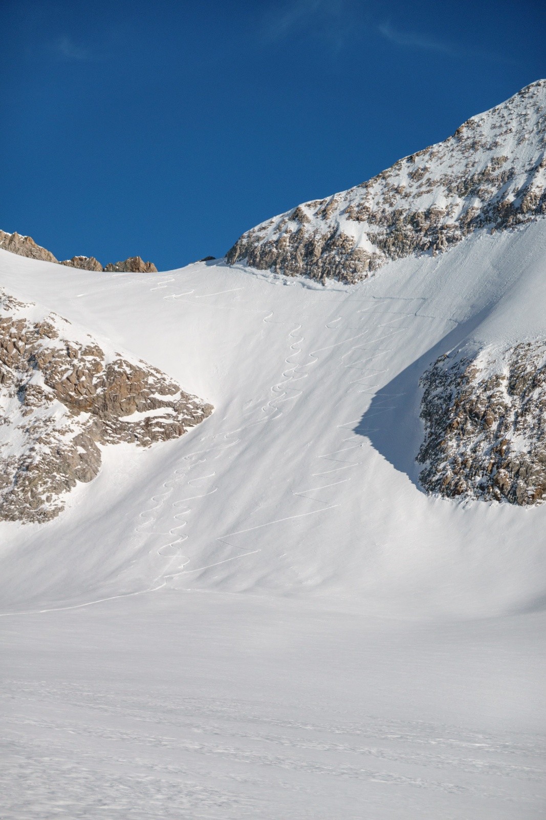 #13 Des traces de descente correcte au vu de la neige un peu croûtée Des traces de descente correcte au vu de la neige un peu croûtée