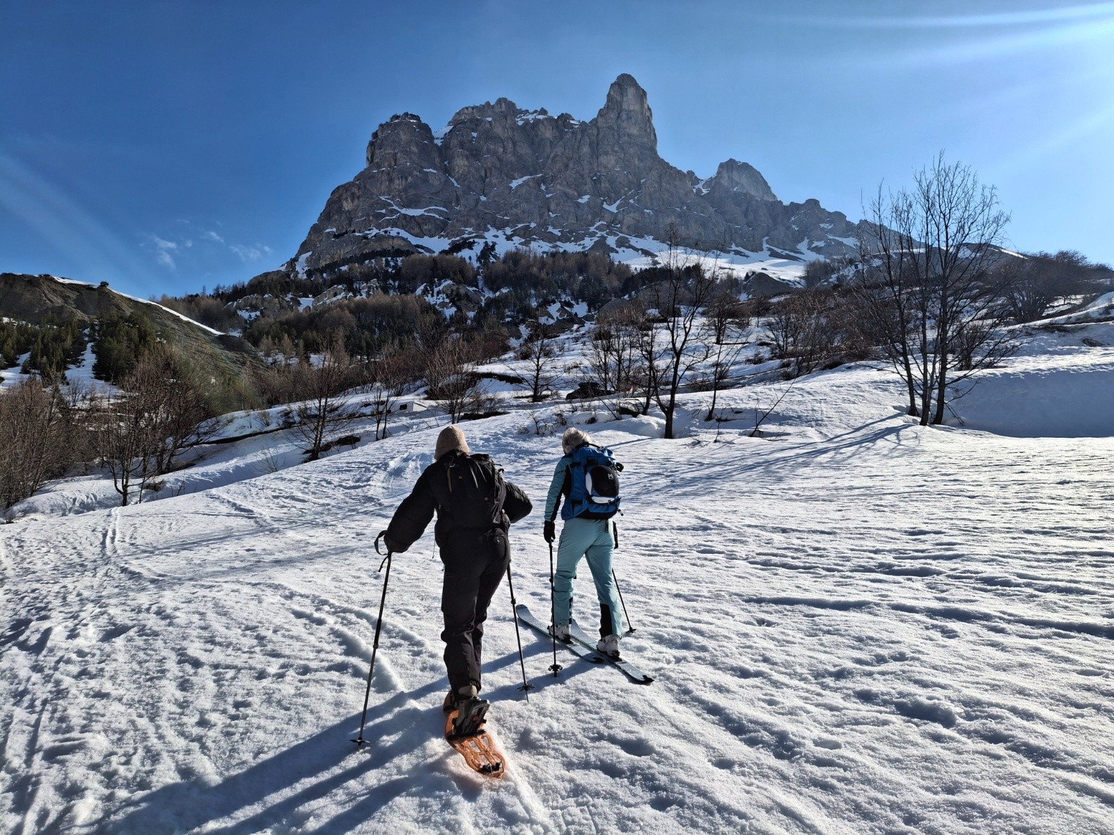 &nbsp;Départ skis- raquettes sous l’œil de l’Aiguillette du Lauzet