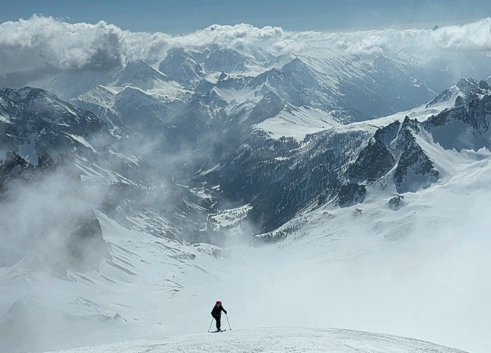 #13 Belle vue sur la vallée étroite et au fond le Queyras dans la montee au Thabor Belle vue sur la vallée étroite et au fond le Queyras dans la montee au Thabor
