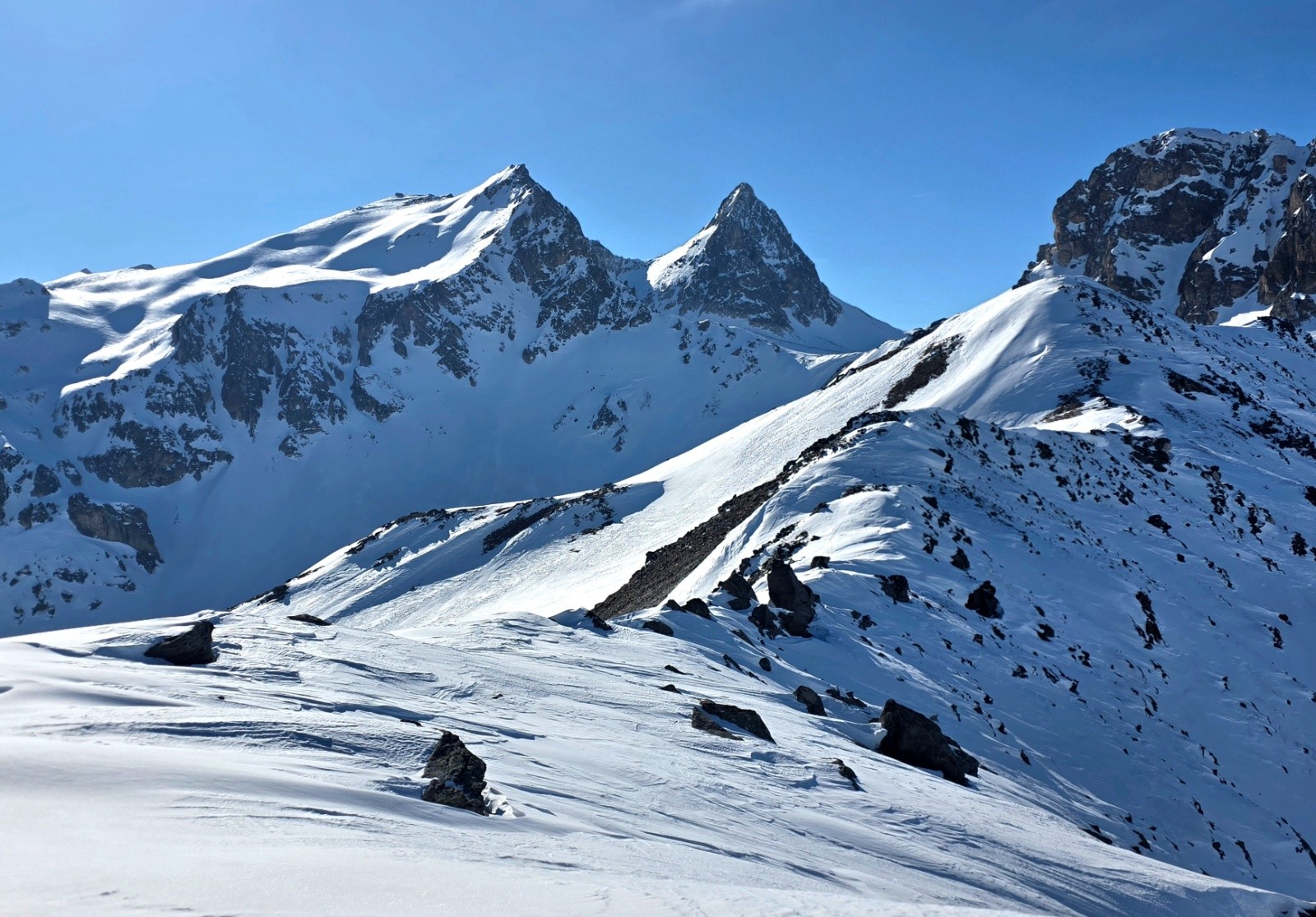 #3 Sommet.du vue de la crête vers le Peyron. On voit la Chapelle en haut Sommet.du vue de la crête vers le Peyron. On voit la Chapelle en haut