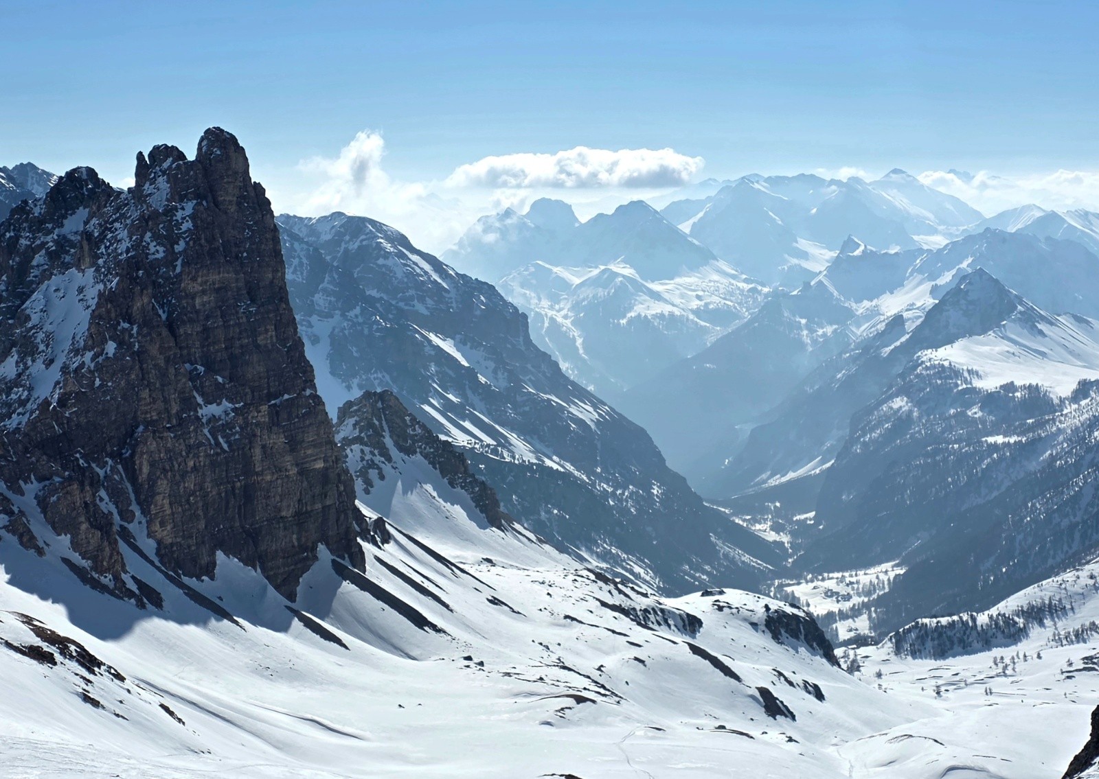 #10 Vue plongeante sur la vallée etroite Vue plongeante sur la vallée etroite