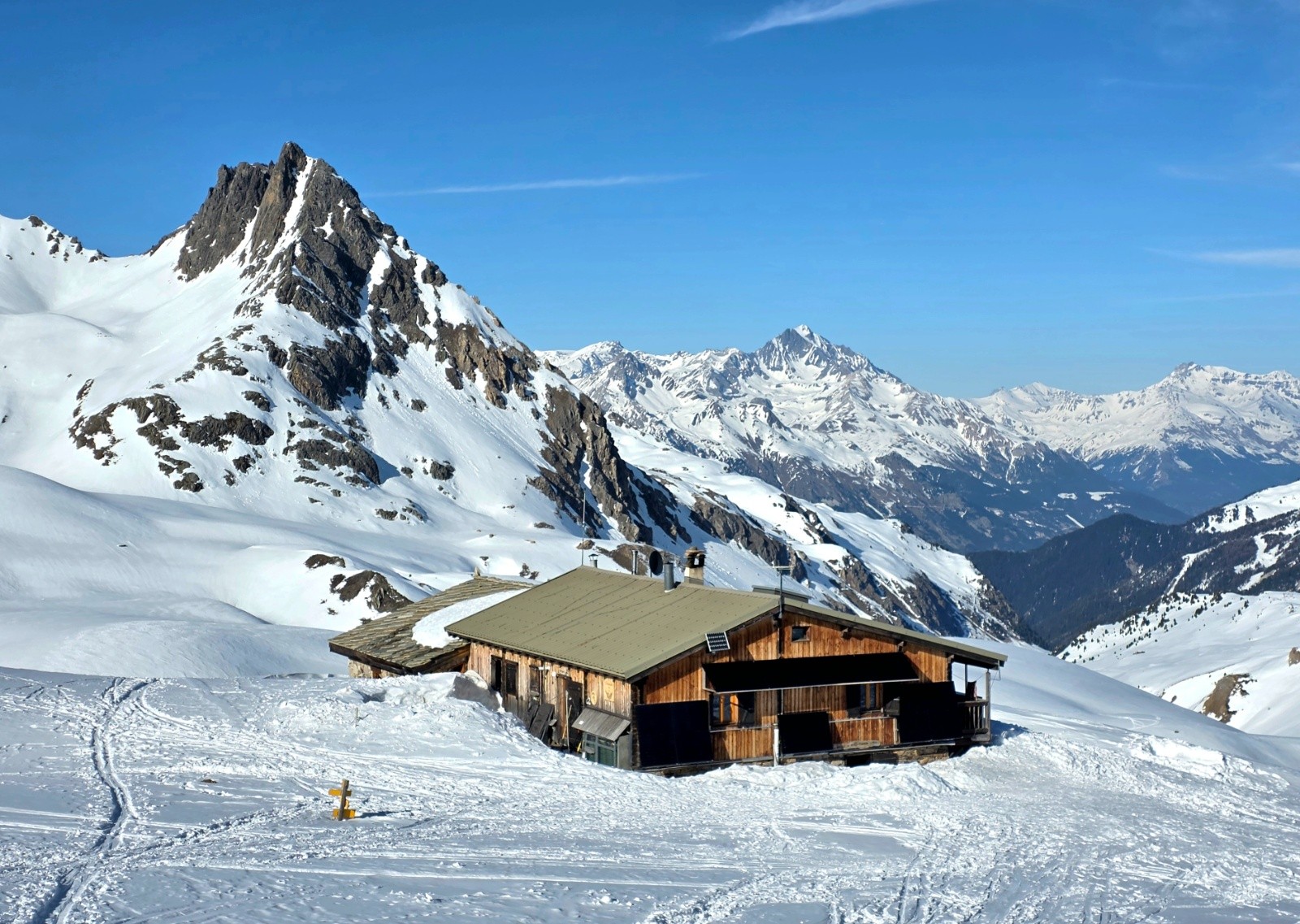 #4 Le refuge du Thabor , derriere le vallon qui monte de Val Frejus et au fond la Vanoise et la dent Parrachee Le refuge du Thabor , derriere le vallon qui monte de Val Frejus et au fond la Vanoise et la dent Parrachee