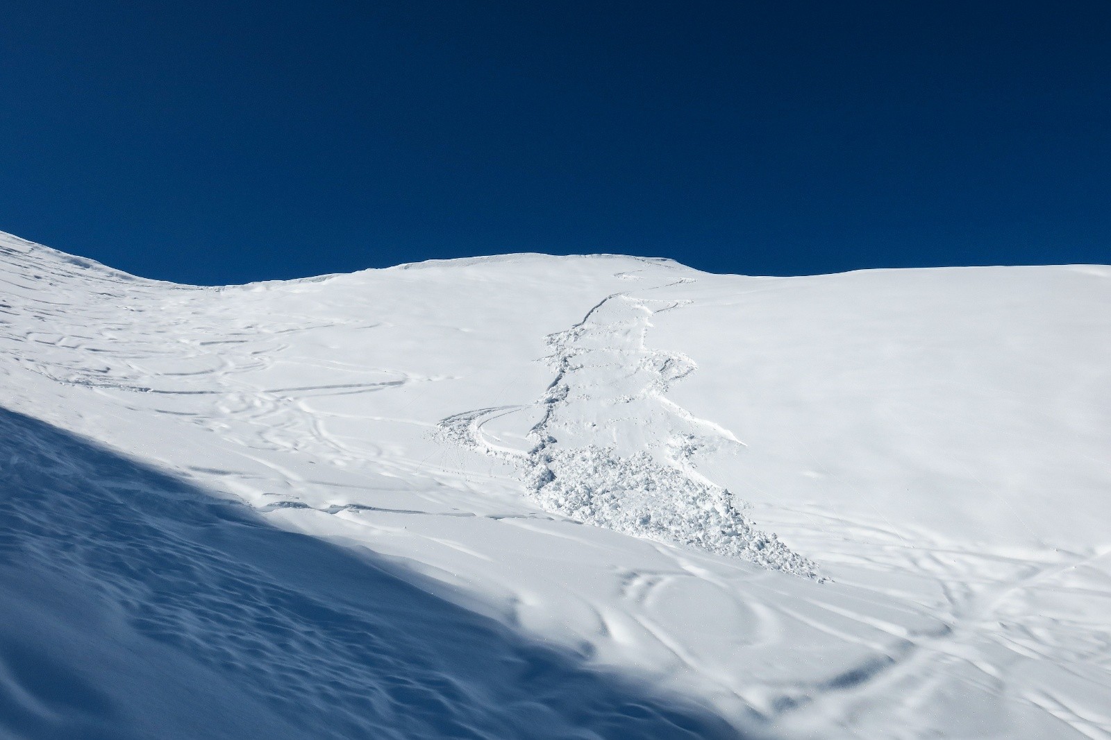 Mini coulée sur une portion de neige lourde sous le sommet&nbsp;