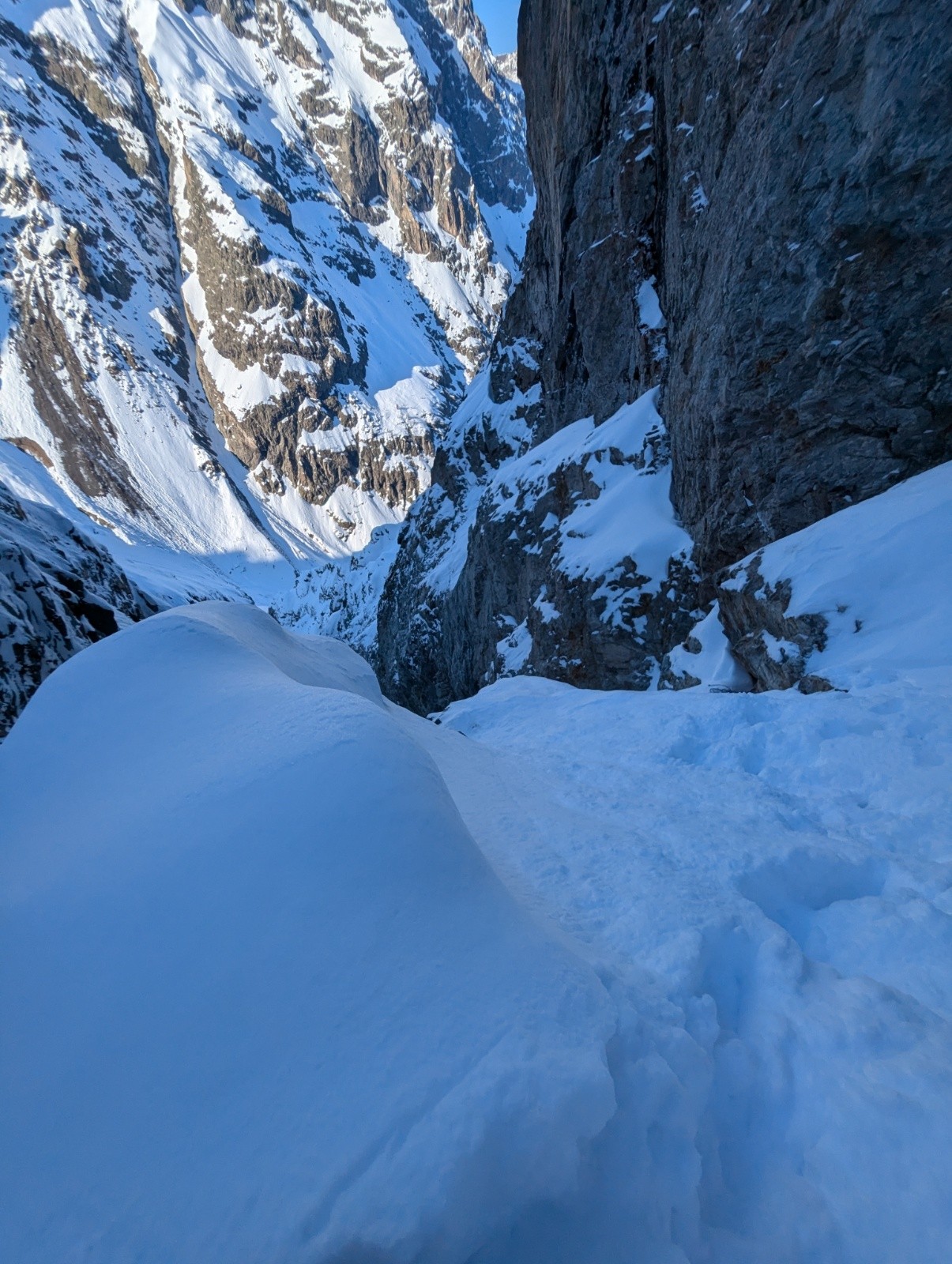 au dessus du gros bloc le relais sur trouve sur la doite&nbsp;