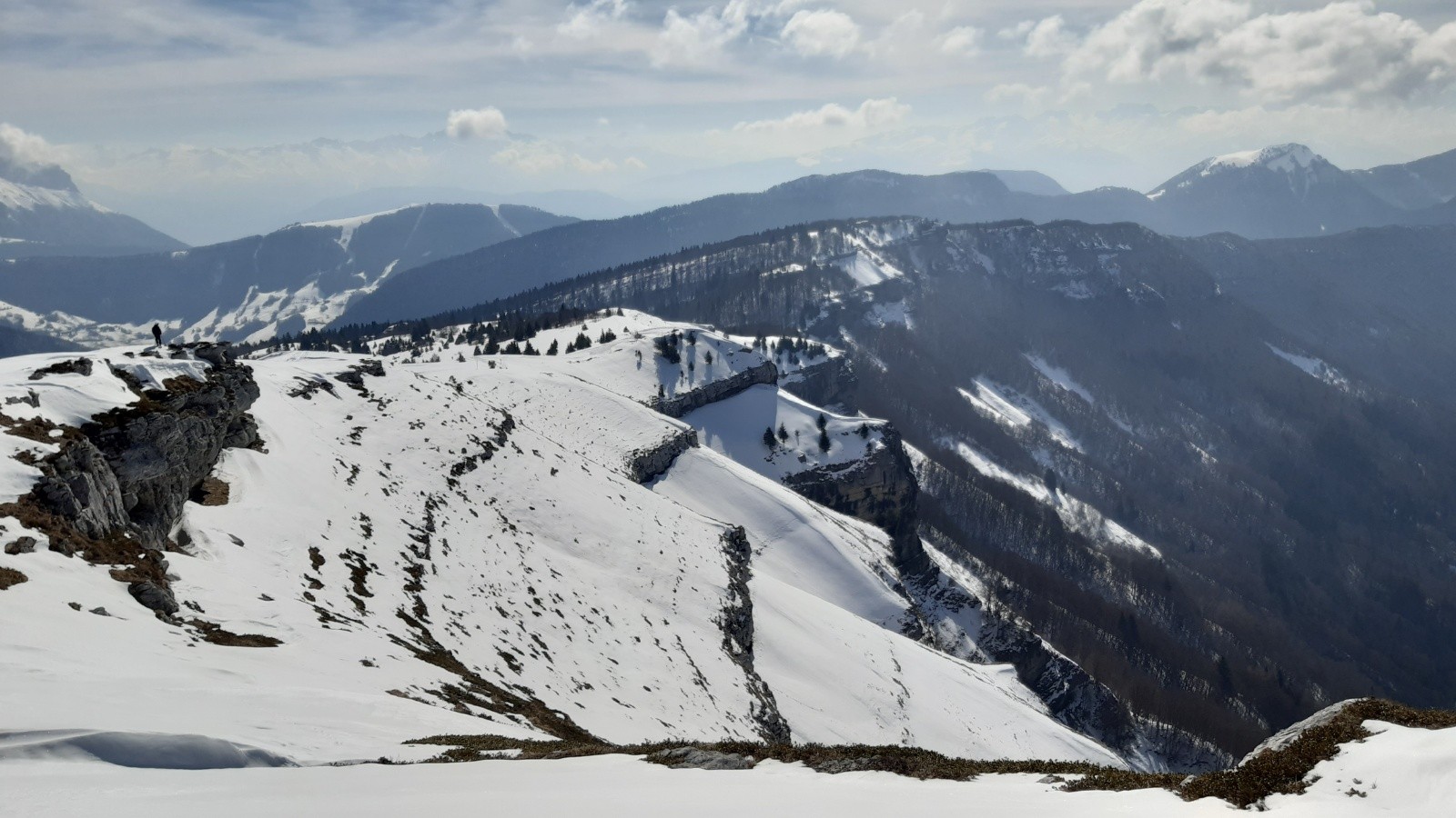 Du Morbié à la Galoppaz, au 1° plan les falaises du Margeriaz&nbsp;