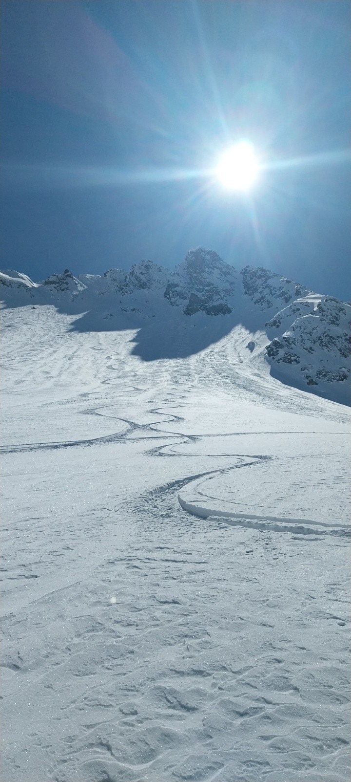 &nbsp;sous le rocher de l'homme