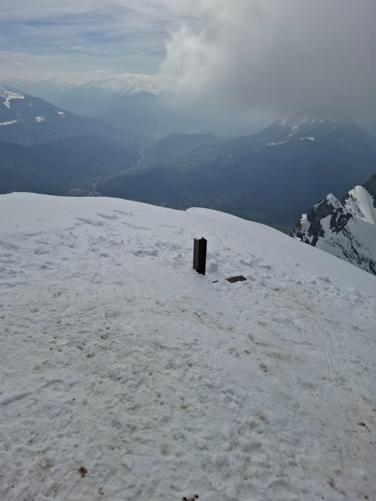 Sommet du Charvin, la croix dépasse&nbsp;