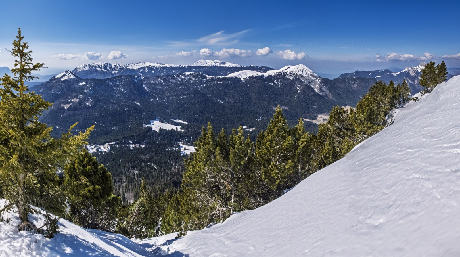 Petite pause avant de redescendre sur une jolie banquette avec vue sur l'ouest du massif