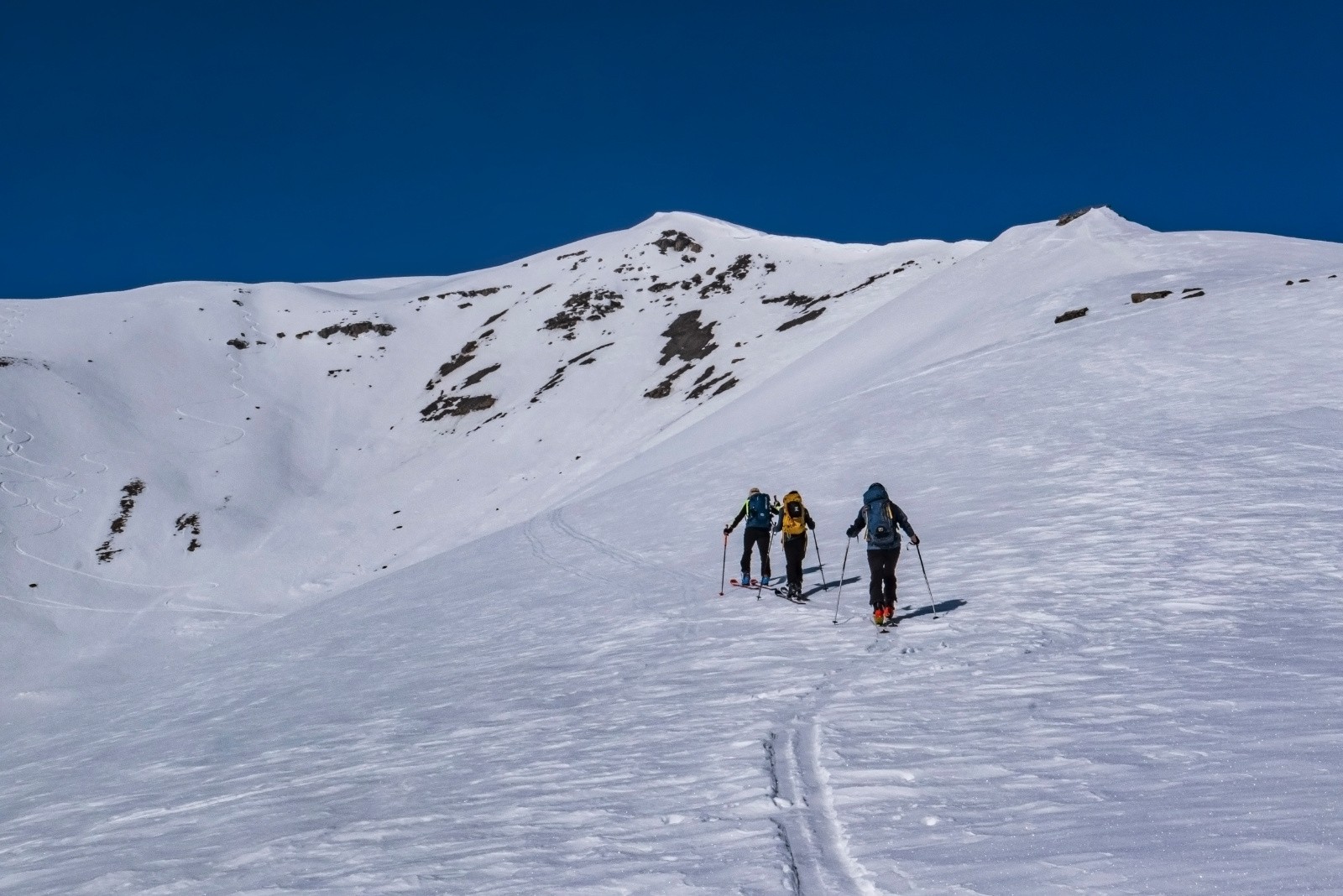 On prend bientôt pied sur la crête (au fond antécime 2828)