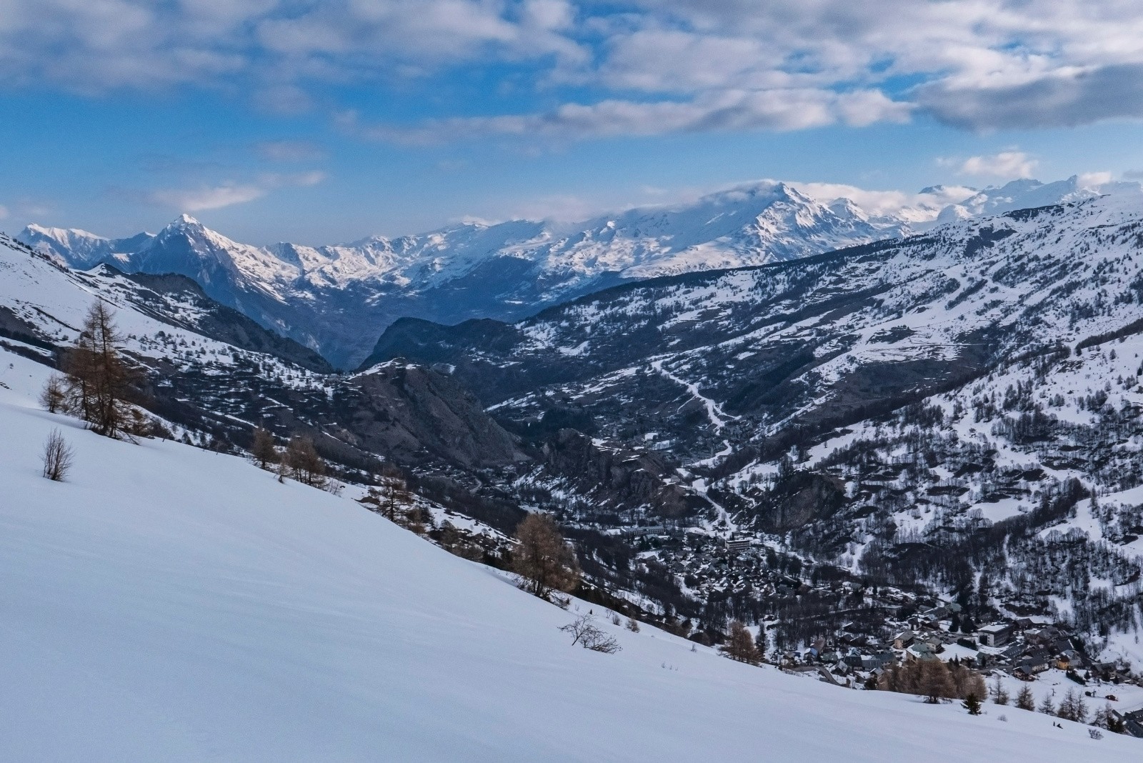 En regardant vers le télégraphe, qui est à la limite de 4 massifs