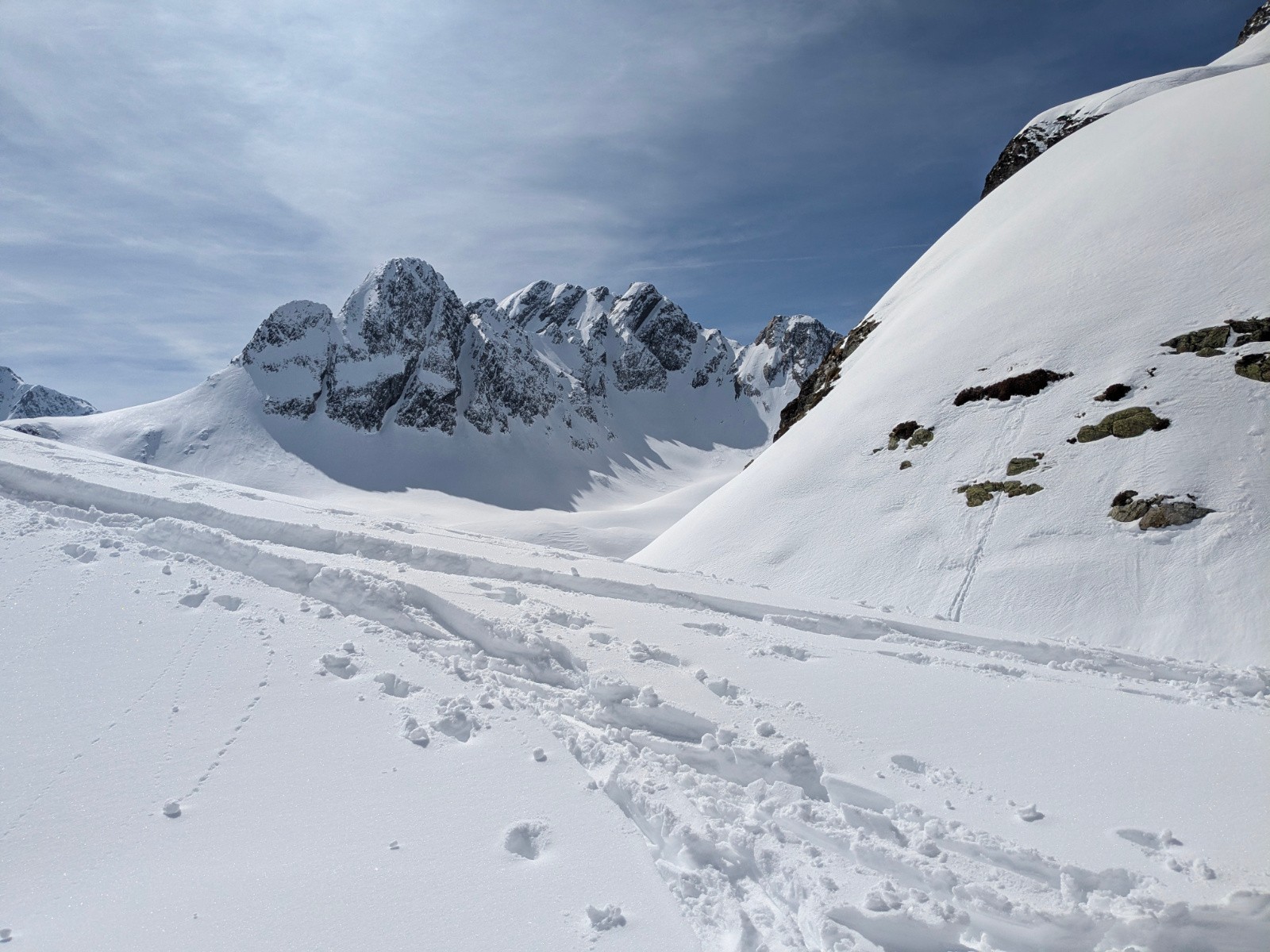 Rochers anonymes sur la rive gauche du col du Tepey .