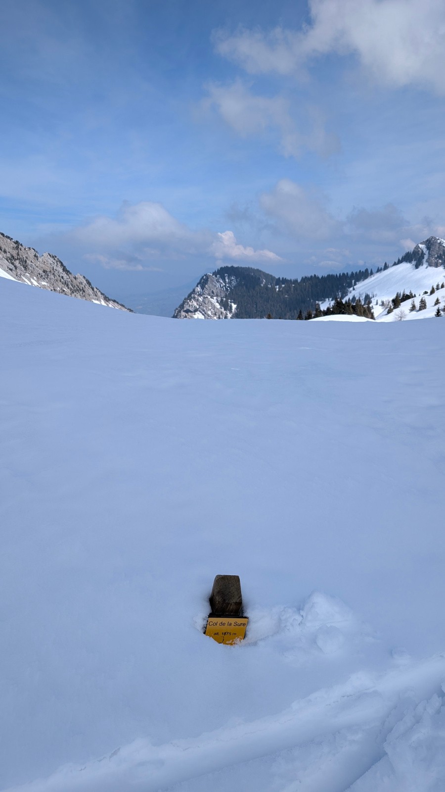Il faut bien chercher pour trouver les panneaux