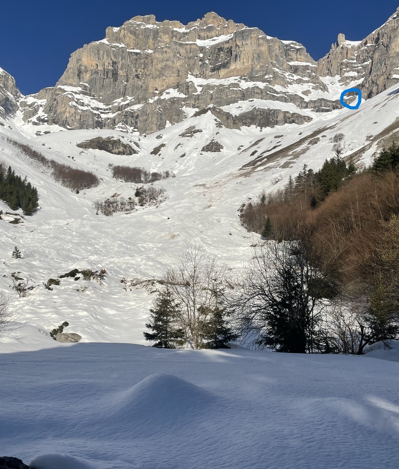 Depart vallon fuzelle rempli d'avalanches anciennes