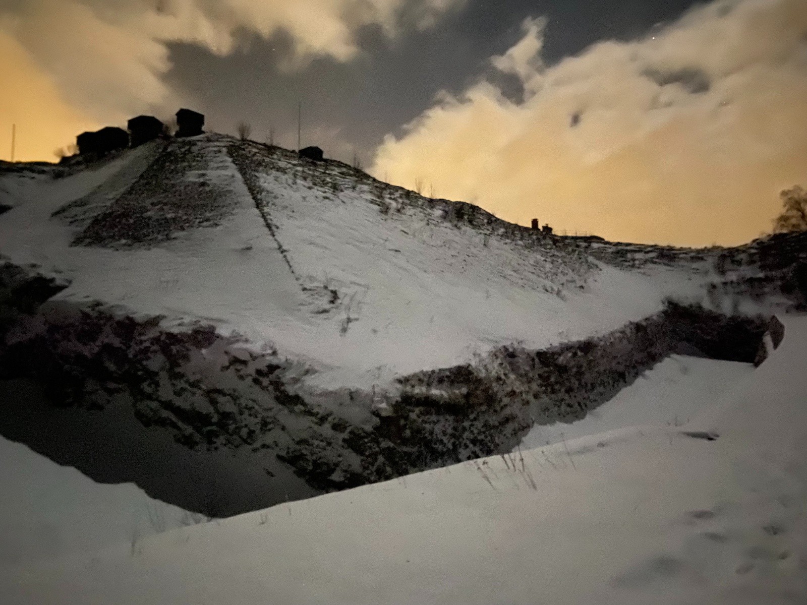 #6 Le fort du Saint-Eynard vu de derrière, par le chemin qui le contourne pour monter à la Croix Le fort du Saint-Eynard vu de derrière, par le chemin qui le contourne pour monter à la Croix