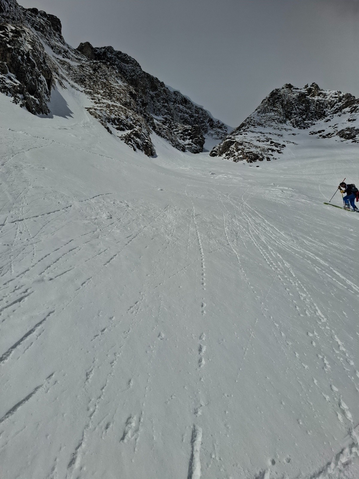 Au pied du couloir. Montée laborieuse en ski qui enfoncent...