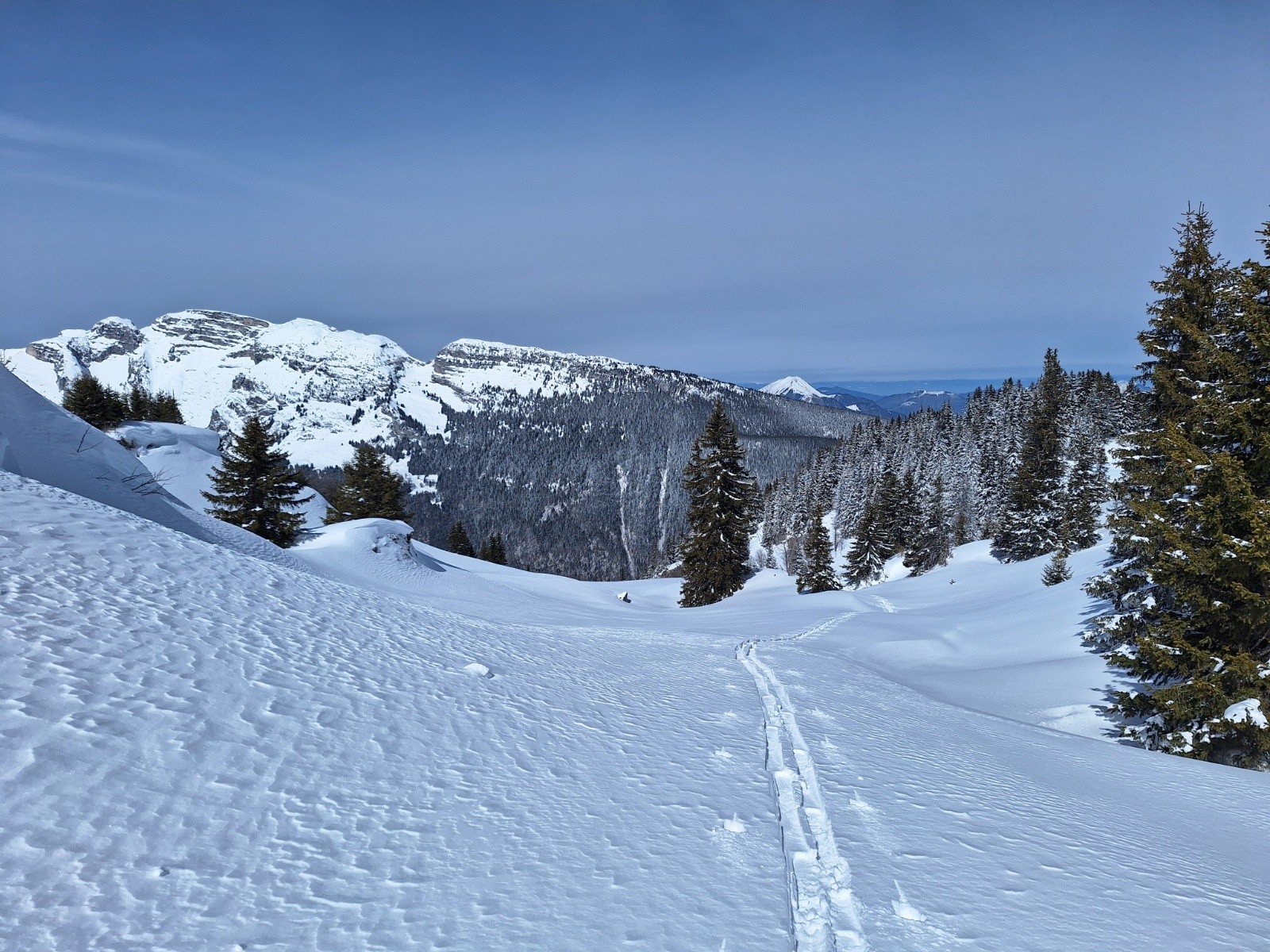 À la trace, direction Gueule à Vent... Bargy et Môle en fond!