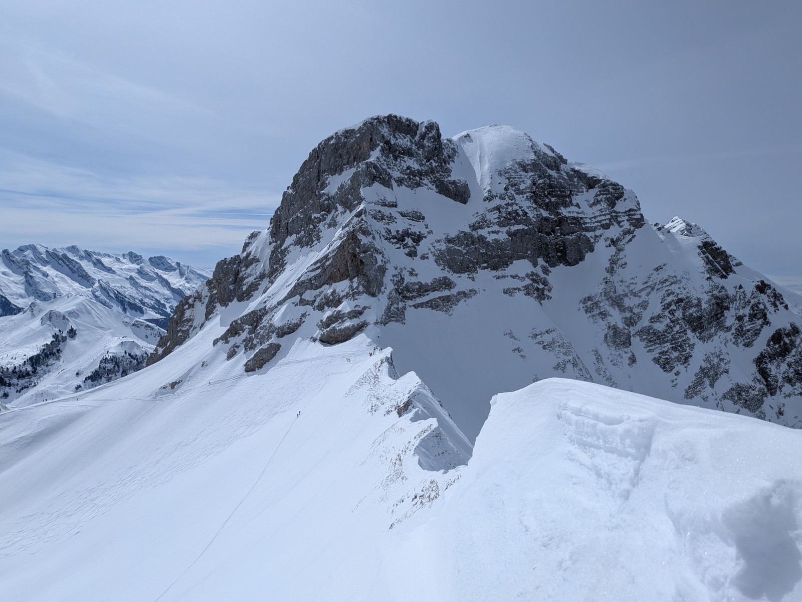 Montée vers le col de balafrasse et vue sur la pointe blanche
